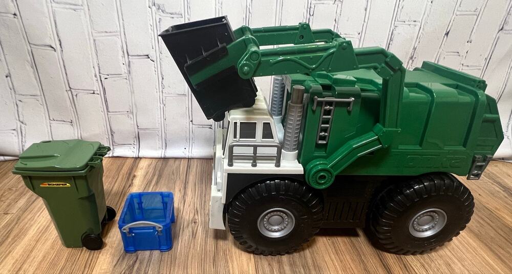 2010 Tonka Hasbro Front Loader Garbage Truck Working Manual Crank w/ 2 Bins